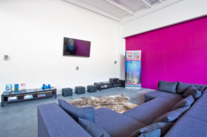 Chill-out Zone mit Lounge und Flat-TV
